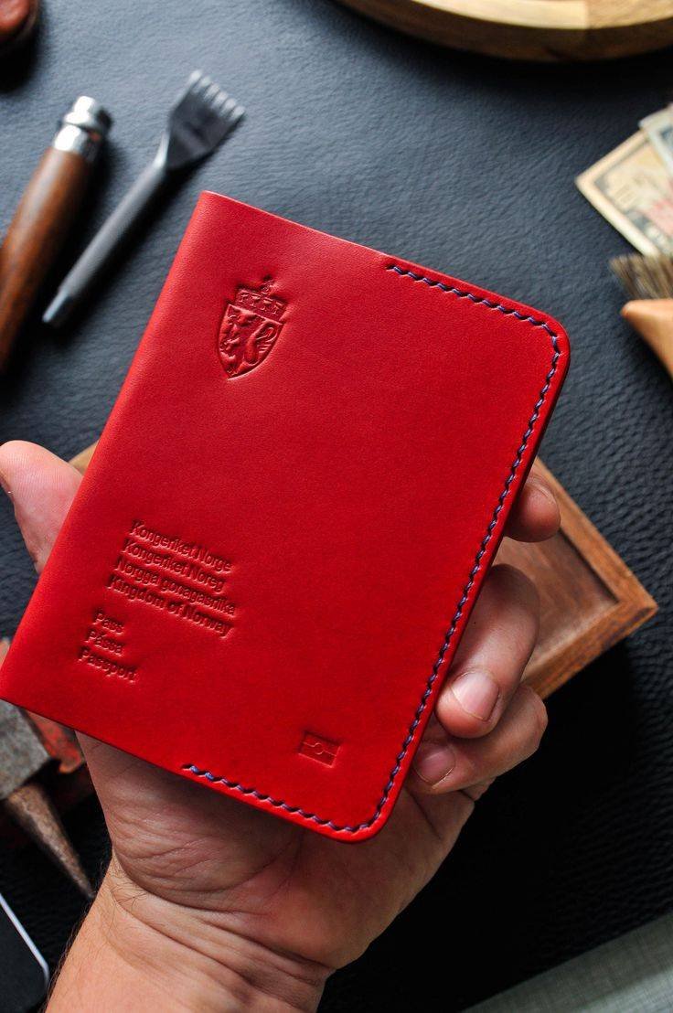 Global Voyager Leather Passport Holder – Travel the World in Style